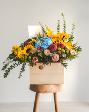 Load image into Gallery viewer, Grandeur - Premium Wooden Flower Box Bouquet
